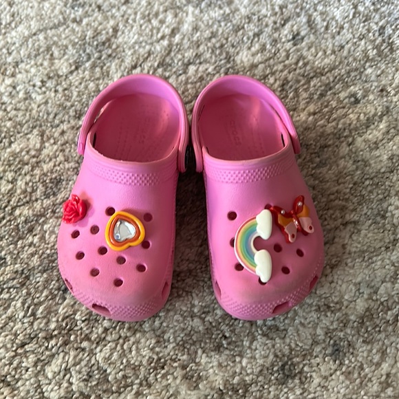 RAINBOW BUTTERFLY HEART- CROCS KIDS size 9💕😻 - Picture 1 of 4